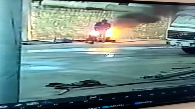 Varildeki ateşte ısınmaya çalışırken pantolonu tutuştu