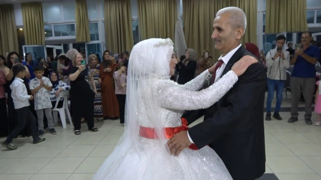 33 yıl sonra gelinlik ve damatlık giydiler