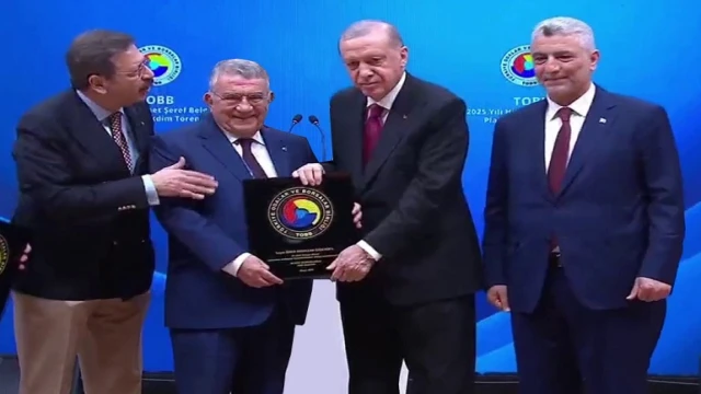 BAŞKAN ÖZDEMİR'E 30. HİZMET YILI ŞEREF BELGESİ