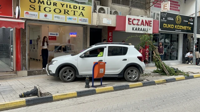 Fren yerine gaza basınca önünde ne varsa yıktı