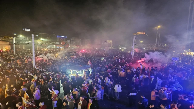 Galatasaraylı taraftarlar maçın bitiminde Taksim’e akın etti