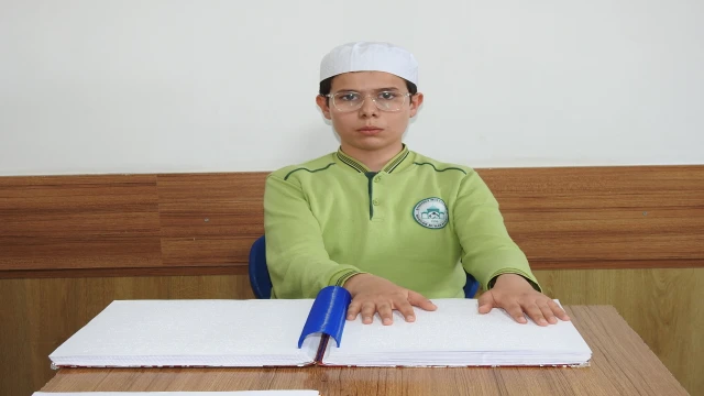 Görme engelli depremzede genç 15 ayda hafız oldu