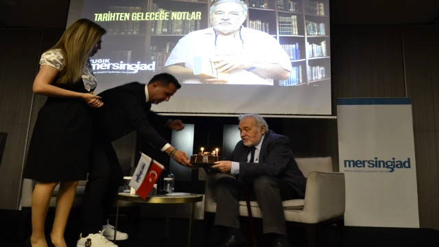 İlber Ortaylı'ya sahnede doğum günü sürprizi