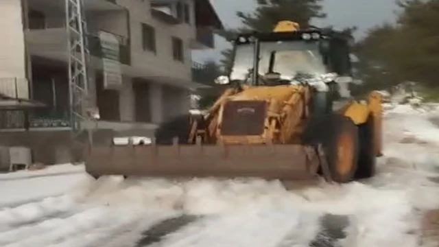 Mersin’de dolu etkili oldu, karayolu trafiğe kapandı