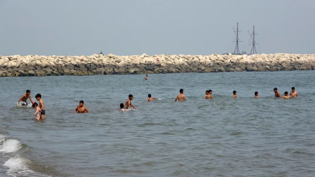 Mersin'de sıcaktan bunalan vatandaşlar denizde serinledi