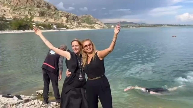 Oyuncu Wilma Elles ve Tuğba Özay Van Gölü'ne girdi