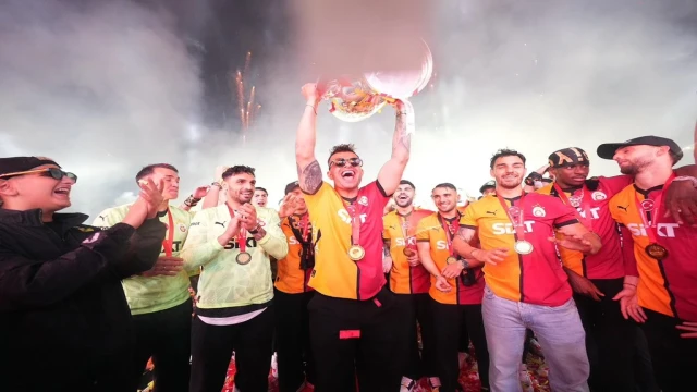 Şampiyon Galatasaray, kupasını Yenikapı'da aldı