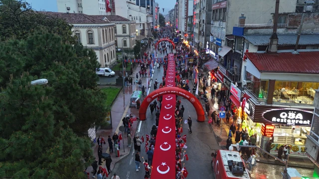 Samsun'da 1919 metrelik bayrakla yağmur altında "Bayrak ve Fener Alayı" yürüyüşü