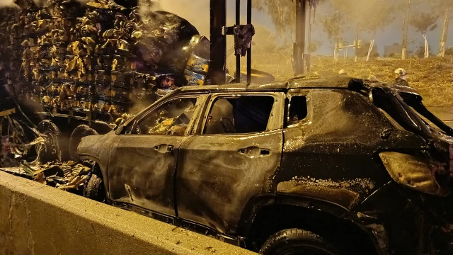 Tıra çarpan cip yanarak küle döndü