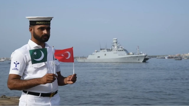 Türk savaş gemisi "TCG BÜYÜKADA" Pakistan’da