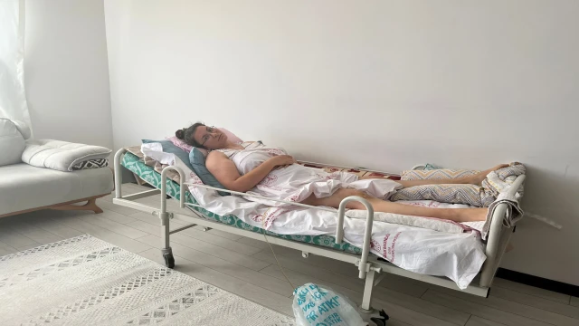 21 gün önce kendisine düğün yapan eşinin darbedip 6'ncı kattan attığı öne sürülen öğretmen felç oldu