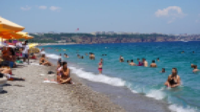 Antalya'da sıcaktan bunalanlar sahile akın etti