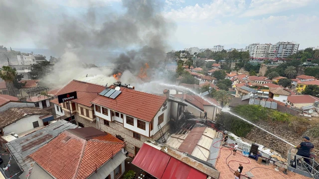 Antalya'da tarihi Kaleiçi semtinde yangın