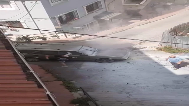 Aracının alev almasına kızıp, camlarını ve aynalarını kırdı