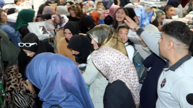 AVM'de indirim izdihamı