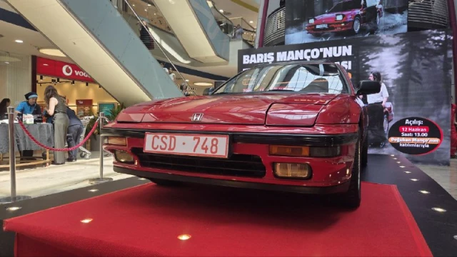 Barış Manço'nun 1991 model kırmızı otomobili sevenleriyle buluştu