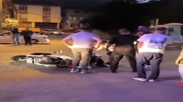 Bartın- Yaya geçidinde motosiklet çarptı; kaza kamerada