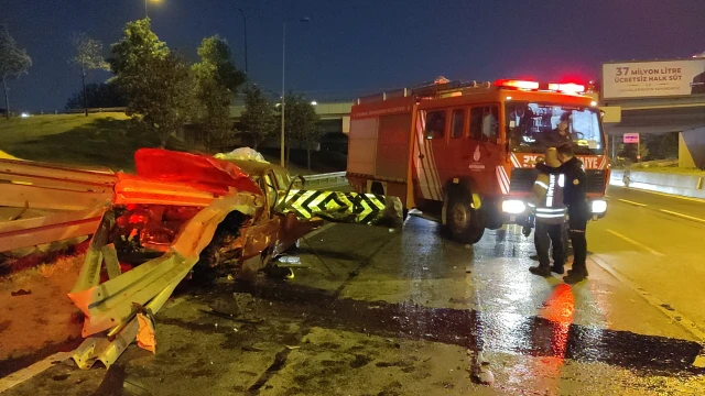 Bayrampaşa'da otomobil demir bariyere saplandı