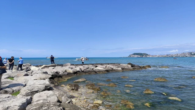 Denizde boğulma tehlikesi geçiren baba kurtarıldı, oğlu kayboldu