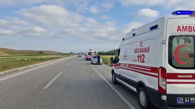 Düğünden dönenleri taşıyan minibüs şarampole devrildi: 1'i ağır, 17 yaralı