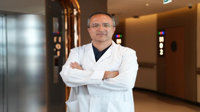 'El ve koltuk altı terlemesi, ortalama 1 saat süren cerrahi işlemle tedavi ediliyor'