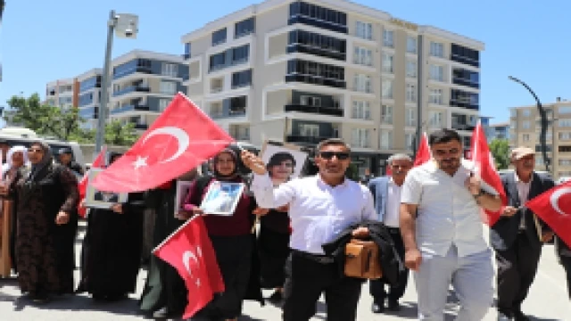Evlat eylemi yapan aileler: 'Terörsüz Türkiye' istiyoruz