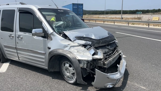 Hafif ticari araç bariyere çarptı; 3 yaralı