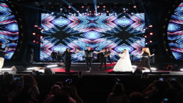Haluk Levent, yeni evli çiftle sahnede çiftetelli oynadı, balayı sözü verdi