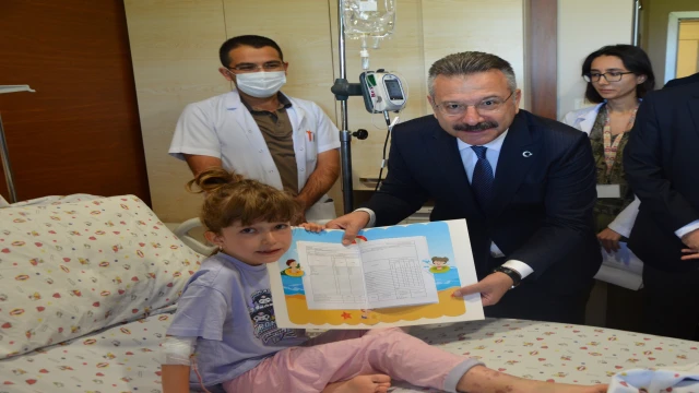Hastane yatağında karne sevinci