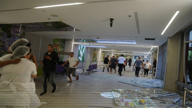 İran'dan İsrail'e balistik füze saldırısı; hastane ile borsa binasında patlama ve yıkım meydana geldi