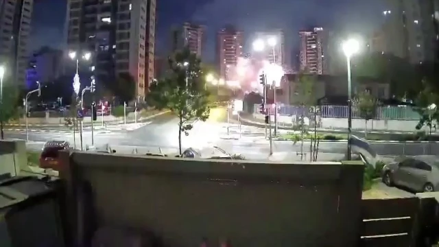 İran’ın İsrail’e fırlattığı balistik füzeler bazı kentlere isabet etti