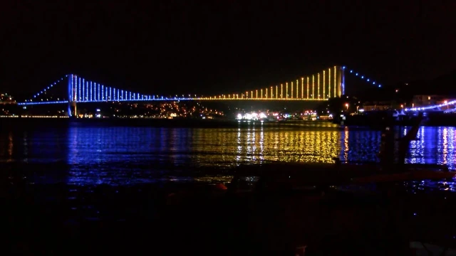 İstanbul Boğazı'ndaki köprüler, şampiyon Fenerbahçe'nin renkleriyle ışıklandırıldı