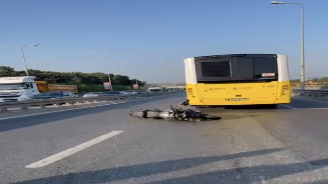 İstanbul - Maltepe'de önüne çıkan otomobile tepki gösteren motosikletli, İETT otobüsüne çarptı