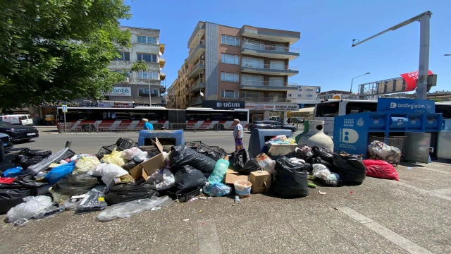 İzmir Buca'da çöp yığınları oluştu
