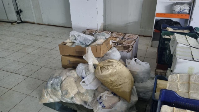 İzmir'de 1500 kilogram bozuk peynir ele geçirildi