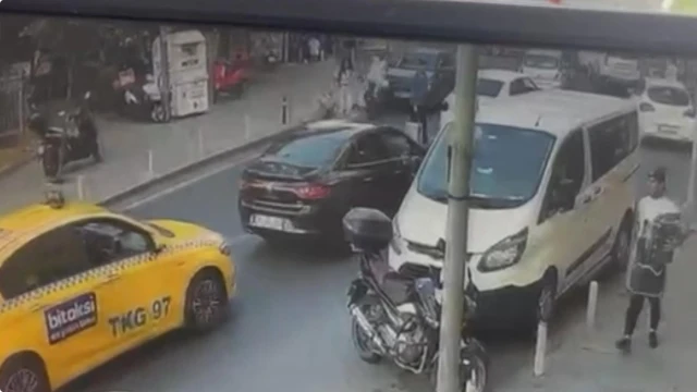 Kağıthane'de fren yerine gaza bastı: 4 araca çarptı 2 kişi yaralandı