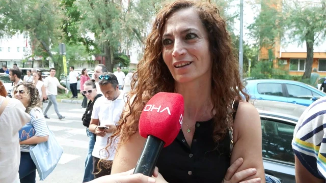 LGS'de ikinci oturum öncesi öğrenci ve veliler buluştu; bazı öğrenciler gözyaşlarını tutamadı