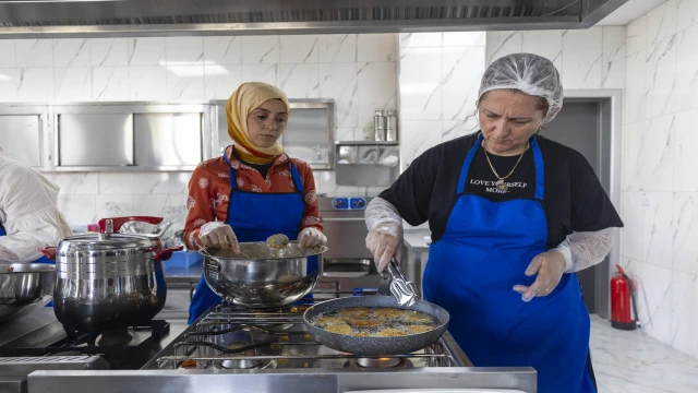 Mersin'de sofralara lezzet katacak aşçılar yetişiyor