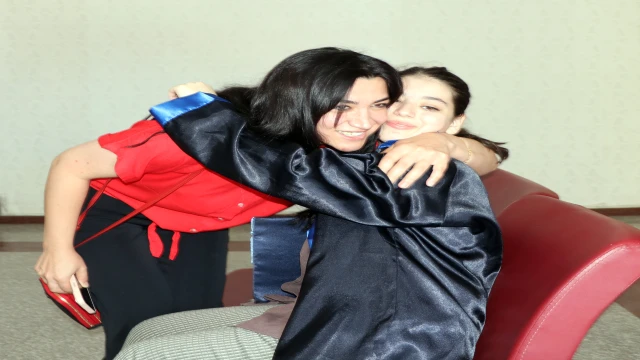 Okulundaki kampanyayla ameliyat olup, sağlığına kavuşan Elif Eylül'ün mezuniyet sevinci