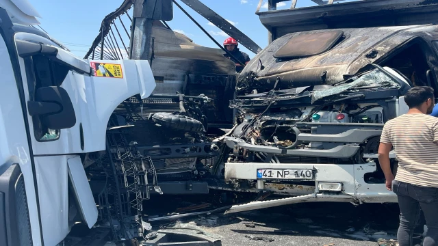 Sakarya'da karşı şeride geçen TIR, iki TIR'a çarptı: 1 ölü, 2 yaralı