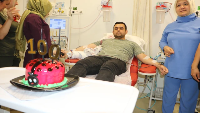 Samsun'da 100'üncü donör onuruna pasta kesildi
