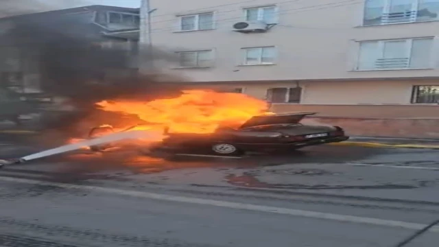 Seyir halindeki otomobil alev aldı