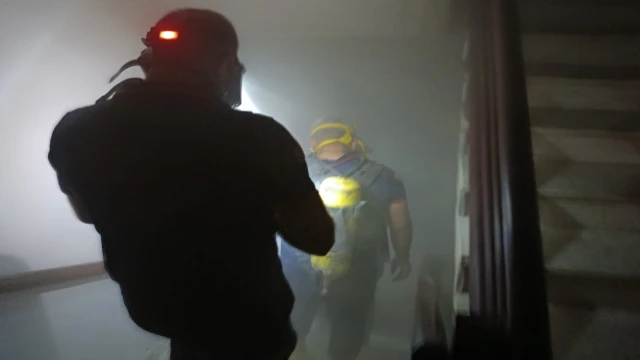 Siirt'te polis lojmanında çıkan yangında 13 kişi dumandan etkilendi