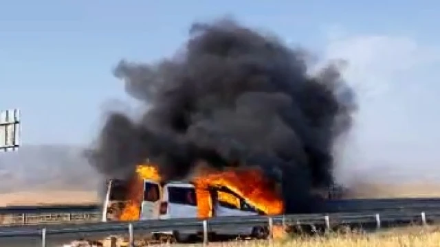 Silopi’de Ticari Araç Yandı