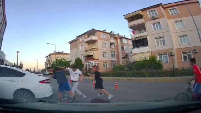 Sokakta kavga ettiler, çevredekiler ayırdı