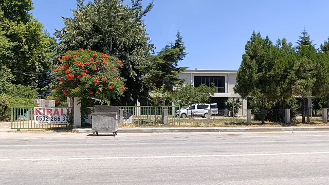 Tamir ettiği çatının çökmesiyle düşen usta ağır yaralandı