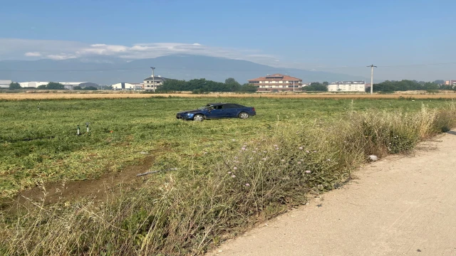 Tarlaya giren otomobilin sürücüsü yaralandı