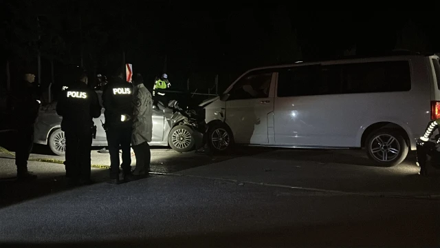 Ters şeride giren minibüs, otomobille çarpıştı: 1 ölü, 8 yaralı