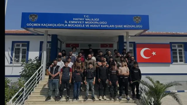 TIR dorsesinde, saman balyalarının altında 31 kaçak göçmen yakalandı