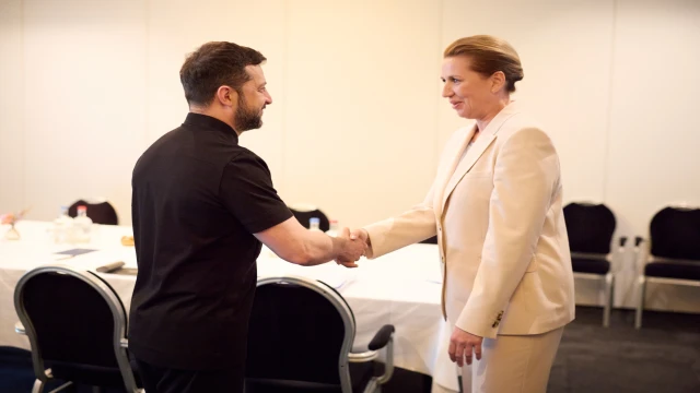 Ukrayna Devlet Başkanı Zelenskiy ile Danimarka Başbakanı Frederiksen, Lahey’de bir araya geldi
